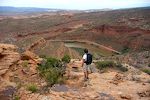 Udsigt til Colorado River fra enden af en sidesti til Kokopelli Trail. Udsigt til Colorado River fra enden af en sidesti til Kokopelli Trail.