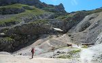 Vi har nået bjerghytten, som ligger i en højde af 1750 m. Vi har nået bjerghytten, som ligger i en højde af 1750 m.