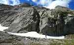 Gunhild kaster en snebold. Vi er nu i en højde af godt 1800 m. Gunhild kaster en snebold. Vi er nu i en højde af godt 1800 m.