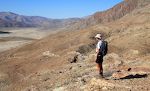 Vi har gået ca. 5 km og er klar til at vende om. Her kigger vi op i Coyote Canyon, som er fortsættelsen af Borrego Valley mod nordvest. Vi har gået ca. 5 km og er klar til at vende om. Her kigger vi op i Coyote Canyon, som er fortsættelsen af Borrego Valley mod nordvest.