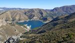 Vi er kommet et stykke op i Sierra Nevada bjergene øst for Granada og har en flot udsigt til reservoiret Embalse de Canales.~ Vi er kommet et stykke op i Sierra Nevada bjergene øst for Granada og har en flot udsigt til reservoiret Embalse de Canales.~