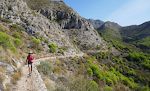 Efter en stigning på ca. 300 m flader stien ud på vej ind i Barranco del Pueblo. Stien er her bygget op med en stenmur, og det er måske derfor nogle kalder stien for 'Sendero Romano' eller 'Romerstien', men det er nok snarere maurerne end romerne, der har bygget stien. Efter en stigning på ca. 300 m flader stien ud på vej ind i Barranco del Pueblo. Stien er her bygget op med en stenmur, og det er måske derfor nogle kalder stien for 'Sendero Romano' eller 'Romerstien', men det er nok snarere maurerne end romerne, der har bygget stien.