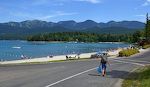 Under vandreturen, som blev på 8½ km, klarer det op, så vi kører ned til byens strand på Whitefish Lake, hvor vi tilbringer et par timer.