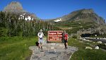 Logan Pass ligger på Continental Divide, USAs store vandskel mellem øst og vest, som går ned gennem Rocky Mountains.