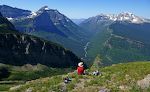 Vi har nu gået godt 7 km og holder pause, inden vi vender om. Vi har udsigt ned gennem dalen med McDonald Creek og Going-to-the-Sun Road.