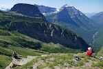 En anden vandrer, som åbenbart ikke er bange for højder, sætter sig på et klippefremspring i venstre side. Ud for ham ses Haystack Butte, og bjerget til højre er Mount Cannon.