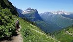 Nedenfor til højre ses Going-to-the-Sun Road, hvor den kravler op ad bjergsiden fra 'The Loop' mod Logan Pass.