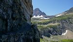 Så er vi på det sidste stykke langs klippevæggen. Her er der stadigvæk skygge. Silhuetten er Gunhild.