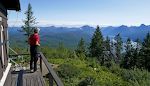 Efter 6 km og en stigning på 570 m har vi nået Apgar Lookout, hvor der står en 'fire lookout' bygning, som ikke er i brug for øjeblikket.
