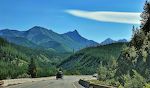 Vi er på vej fra vestsiden til østsiden af Glacier NP via Hwy 2, som går langs parkens grænse mod syd. Bemærk vindskyen.