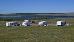 Der står fire campingvogne på en række. De står på en ranch, som ligger på Blackfeet indianernes reservat. Vores er den til venstre. Duck Lake ses i baggrunden.