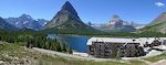 Inden vi kører tilbage gør vi holdt ved Many Glacier Hotel, et 104 år gammelt hotel, som ligger med en fantastisk udsigt over Swiftcurrent Lake.