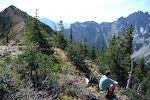 Til venstre ses stien til den top, som er vores mål. Vi er nu gået væk fra Pacific Crest Trail, som går lidt længere nede. Til venstre ses stien til den top, som er vores mål. Vi er nu gået væk fra Pacific Crest Trail, som går lidt længere nede.