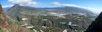 Panorama med udsigt til Los Llanos i forgrunden og El Paso i baggrunden. Bunden er fyldt med bananplantager. Nogle af markerne er overdækkede.
