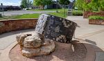 Kunstværket er holdt i indiansk stil. Manuelito er en Navajo høvding, som var involveret i Navajo krigene i 1863-66 og den efterfølgende 'Long Walk' til Bosque Redondo Reservatet nær Fort Sumner i New Mexico.