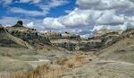 Jeg kan ikke checke ind i mit AirBnb hus i Farmington før kl. 16, og der er udsigt til regn de næste par dage, så jeg beslutter at køre til Bisti Badlands allerede i dag. Det ligger godt 65 km syd for Farmington.