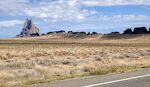 Shiprock klippen er resterne efter et eksplosivt vulkanudbrud for ca. 30 millioner år siden. Et interessant fænomen er den væg af lava, man ser stråle ud fra klippen. Der er ialt 6 sådanne vægge, men kun to er synlige over jorden. Læs mere på <geoinfo.nmt.edu @ //geoinfo.nmt.edu/tour/landmarks/shiprock/>.