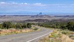 På nedkørslen fra Lukachukai Bjergene til Red Valley i Arizona får jeg en udsigt til en dominerende klippe i New Mexico, som hedder Shiprock.