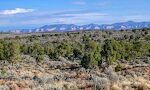 Jeg er på vej fra Chinle, Arizona, til Farmington, New Mexico, og min rute går over Lukachukai Bjergene, som jeg nu kan se forude.
