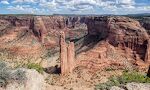Så er jeg kommet til Spider Rock Overlook, og det er absolut den mest imponerende udsigt i Canyon de Chelly med den 800 fod høje Spider Rock stående midt i kløften.