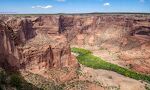 Jeg springer over to udsigtspunkter og kører mod Spider Rock, som jeg har læst så meget om. Kort før jeg når til Spider Rock Overlook, gør jeg holdt ved Face Rock Overlook. Her ses udsigten mod venstre.