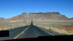 Den flotte klippe forude hedder Bidahochi Butte. Ved klippen drejer Rte 15 til venstre og følger Hwy 77 et stykke mod nord, inden den drejer fra mod nordøst. Bygningerne forude er Indian Wells Elementary School.