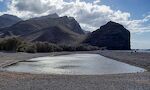 Vi går en tur langs stranden mod syd og kommer til en lille sø, som hedder Charco de La Aldea. Her holdes der hvert år i september en festival, som kaldes Fiesta del Charco de La Aldea. Se en <YouTube video @ //www.youtube.com/embed/fpaalawyLyY> fra festen i 2023 (spol frem til 1:06 for 'the main event').