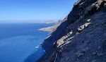 Udsigten til den anden side, dvs. mod nord, hvor vi kan se byen Agaete og pynten Punta Sardina i det fjerne.