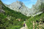 På vejen tilbage til Bulnes kan vi se La Villa nederst og Castillo lidt højere oppe mod venstre. På vejen tilbage til Bulnes kan vi se La Villa nederst og Castillo lidt højere oppe mod venstre.