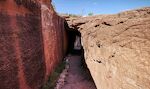Stien går igennem en lille tunnel. Jeg lægger desværre ikke mærke til, om det er en naturlig eller menneskeskabt åbning. Stien går igennem en lille tunnel. Jeg lægger desværre ikke mærke til, om det er en naturlig eller menneskeskabt åbning.