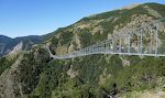 Et kig hen langs broen, som er forsvarligt tøjret med kabler til begge sider. I midten ses en platform, som bruges til bungee jumping.