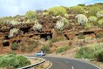 Overalt på La Palma er der huler. Her langs vejen mellem Las Tricias og Garafía.
