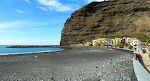 Tilbage i Puerto de Tazacorte, hvor der er en del mennesker på stranden.