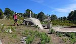 Midt på bopladsen findes en slags friluftskirke med en madonnaskulptur. Midt på bopladsen findes en slags friluftskirke med en madonnaskulptur.