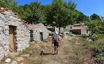 Vi går en tur gennem bopladsen. Der skulle være ialt 53 huse, og Bitalza er dermed den største boplads af sin art på Corsica. Vi går en tur gennem bopladsen. Der skulle være ialt 53 huse, og Bitalza er dermed den største boplads af sin art på Corsica.