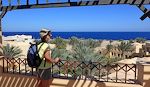 Udsigt fra et tårn på hotellets område i retning mod det Røde Hav (dvs. mod øst). Bemærk broen, som stikker ud i havet. Udsigt fra et tårn på hotellets område i retning mod det Røde Hav (dvs. mod øst). Bemærk broen, som stikker ud i havet.