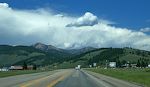 Vi kører fra Jackson Hole til Yellowstone i strålende solskin, men da vi nærmer os Henrys Lake Mountains på grænsen mellem Idaho og Montana, begynder himlen at se truende ud. Vi kører fra Jackson Hole til Yellowstone i strålende solskin, men da vi nærmer os Henrys Lake Mountains på grænsen mellem Idaho og Montana, begynder himlen at se truende ud.