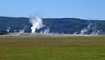 Vi er på vej til Midway Geyser Basin og nærmer os nu et område med gejsere. Vi er på vej til Midway Geyser Basin og nærmer os nu et område med gejsere.