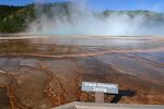 Det er køligt om morgenen, så Grand Prismatic Spring er næsten skjult under dampene fra det varme vand. Det er køligt om morgenen, så Grand Prismatic Spring er næsten skjult under dampene fra det varme vand.