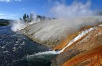Det er vand fra Grand Prismatic Spring, som her løber ned i Firehole River. Det er vand fra Grand Prismatic Spring, som her løber ned i Firehole River.