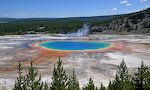 På vejen tilbage går vi op til Grand Prismatic Spring Overlook, og udsigten er så fantastisk, at det næsten er uvirkeligt. På vejen tilbage går vi op til Grand Prismatic Spring Overlook, og udsigten er så fantastisk, at det næsten er uvirkeligt.
