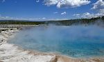 Jeg går endnu en tur på gangbroen ved Grand Prismatic Spring, mens Gunhild forsøger at finde en parkeringsplads. Den første sø, man kommer til, hedder Excelsior Geyser Crater. I morges var den helt skjult i damp. Jeg går endnu en tur på gangbroen ved Grand Prismatic Spring, mens Gunhild forsøger at finde en parkeringsplads. Den første sø, man kommer til, hedder Excelsior Geyser Crater. I morges var den helt skjult i damp.
