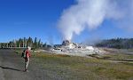 Vi går en tur i Upper Geyser Basin, og den første aktive gejser, vi kommer til, er Castle Geyser (se video). Vi går en tur i Upper Geyser Basin, og den første aktive gejser, vi kommer til, er Castle Geyser (se video).