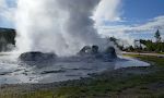 Den næste aktive gejser, vi kommer til, er Grotto Geyser (se video). Den næste aktive gejser, vi kommer til, er Grotto Geyser (se video).