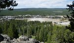 Vi går op til Observation Point, hvorfra der er en flot udsigt til Old Faithful, som befinder sig midt i billedet. Vi går op til Observation Point, hvorfra der er en flot udsigt til Old Faithful, som befinder sig midt i billedet.