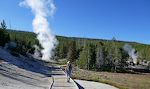 Der er mere end 4 km gangbro i Norris Geyser Basin. Vi nærmer os her en lille gejser, som kaldes Puff'n Stuff (se video). Der er mere end 4 km gangbro i Norris Geyser Basin. Vi nærmer os her en lille gejser, som kaldes Puff'n Stuff (se video).