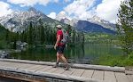 Efter en lille pause ved søen går vi over en bro i den sydlige ende af Taggart Lake. Skyerne er begyndt at lette over bjergene. Efter en lille pause ved søen går vi over en bro i den sydlige ende af Taggart Lake. Skyerne er begyndt at lette over bjergene.