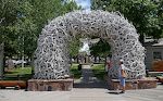 Jackson Town Square har fire porte lavet af kronhjort gevirer, som drengespejderne har samlet i det nærliggende 'elk refuge'. Jackson Town Square har fire porte lavet af kronhjort gevirer, som drengespejderne har samlet i det nærliggende 'elk refuge'.