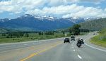 Vi nærmer os Jackson Hole, og de sneklædte bjerge forude er 'the Tetons' eller 'the Teton Range', som er en del af Rocky Mountains. Vi nærmer os Jackson Hole, og de sneklædte bjerge forude er 'the Tetons' eller 'the Teton Range', som er en del af Rocky Mountains.