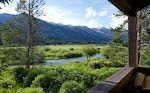 Udsigt fra balkonen til vores lejlighed i Jackson Hole med Fish Creek nedenfor og Teton bjergene i baggrunden. Udsigt fra balkonen til vores lejlighed i Jackson Hole med Fish Creek nedenfor og Teton bjergene i baggrunden.